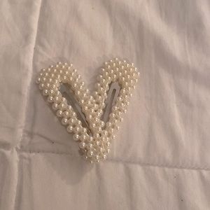 Faux pearl 2 piece clip ‘•.*”